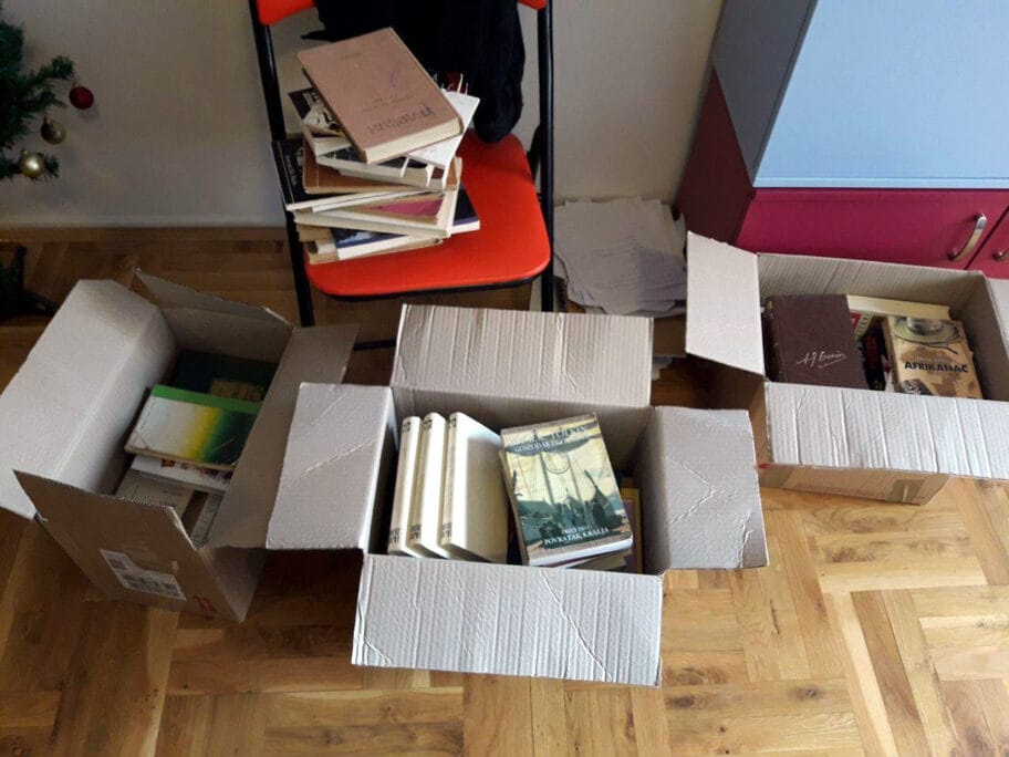 Nišlija poklonio svoju biblioteku Kući za mlade bez roditeljskog staranja 13 Poklonio licnu biblioteku foto JV