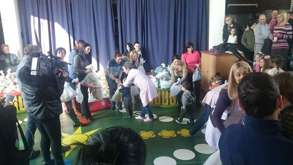 Podela paketića u vrtiću 