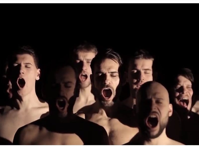 “Žestoka i brutalna” predstava o problemima žena u niškom Narodnom pozorištu 3 Predstava 22Crvena Samoubistvo nacije22 foto skrinsot najave