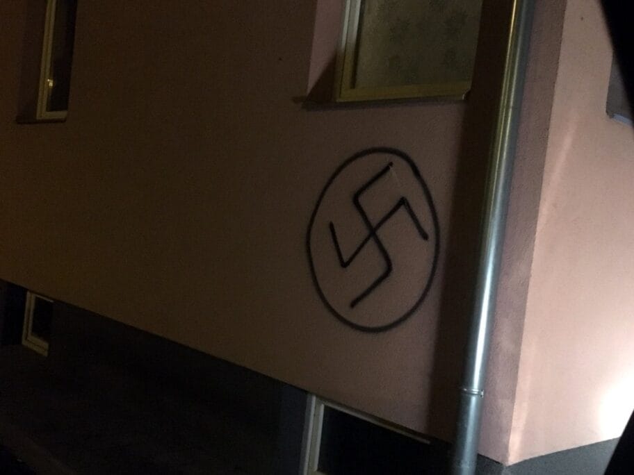 Foto-vest: Kukasti krst na zgradi na Ledenoj steni 15 kukasti M V