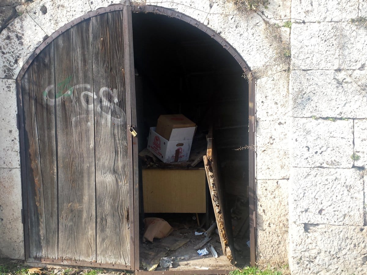 Foto-vest: Razvaljena vrata na Tvrđavi, unutra smetlište 1 vrata tvrdjava citalac