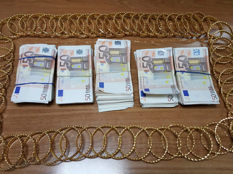 Zlatne narukvice i devize foto Uprava carine