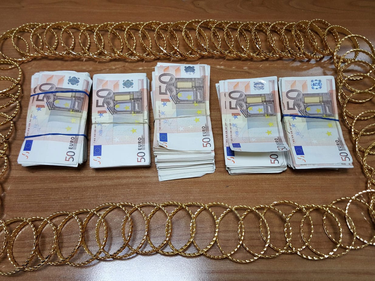 Zlatne narukvice i devize foto Uprava carine