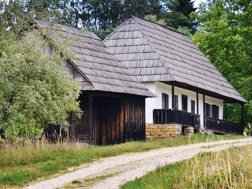 Produžen javni poziv za izbeglice u Nišu koje će dobiti kuće na selu 10 Seoske kuce pokrivalica foto
