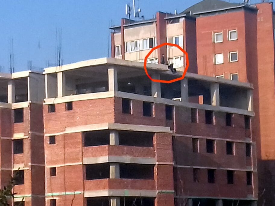 Ljudi na vrhu (ne)obezbeđenog gradilišta uznemirili Nišlije 1 ljudi na gradilistu foto citalac