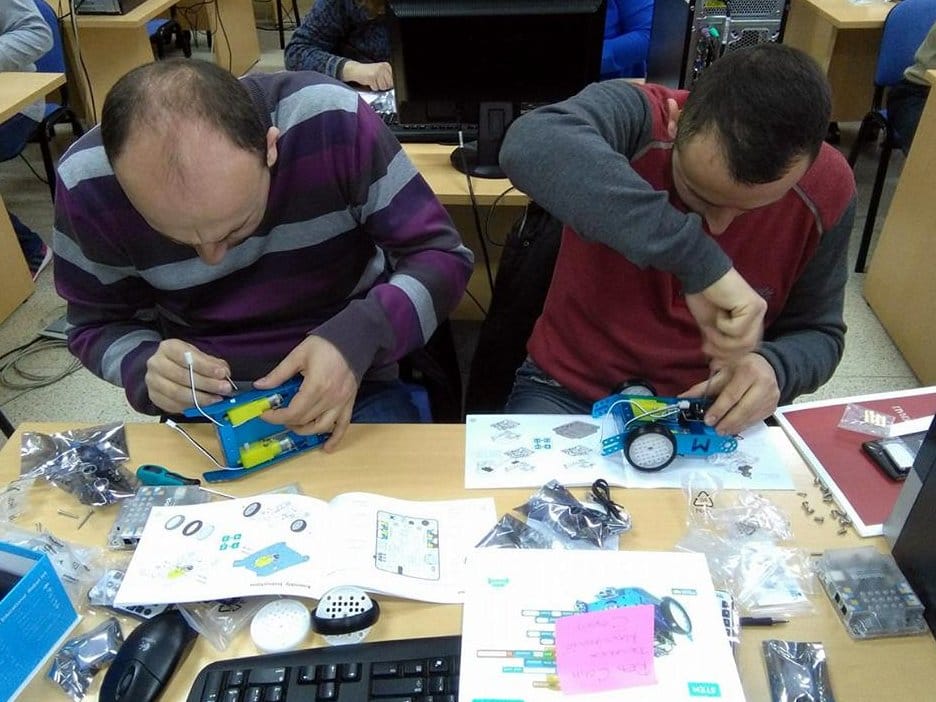 Nastavnici sklapaju robote foto JV