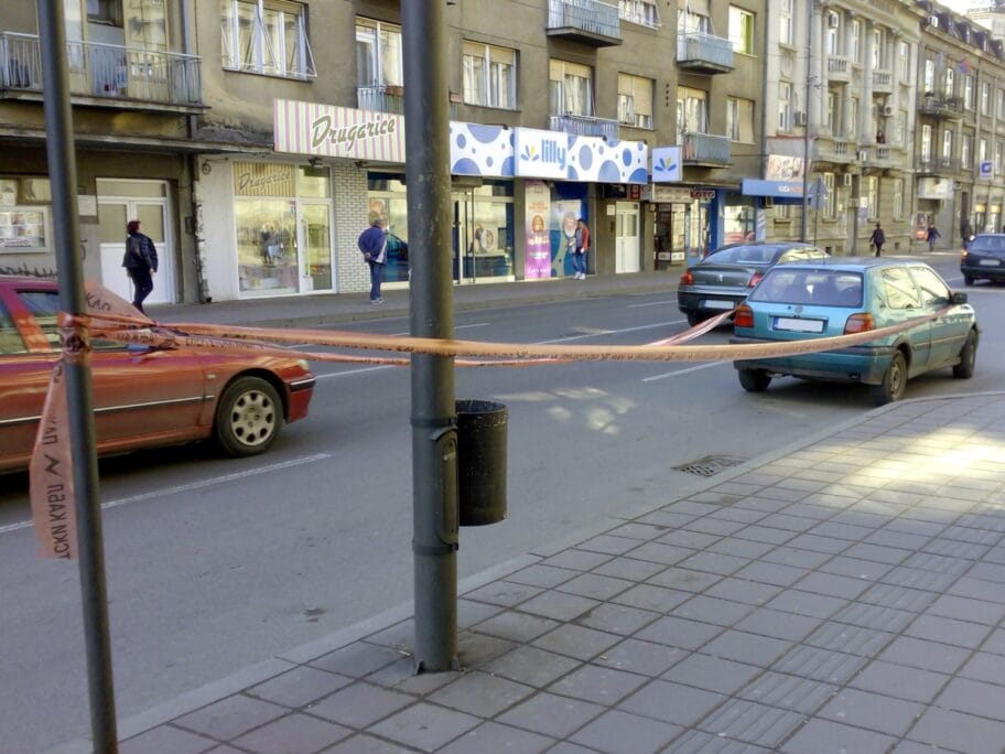 Auto vezan za stub foto Banker radio