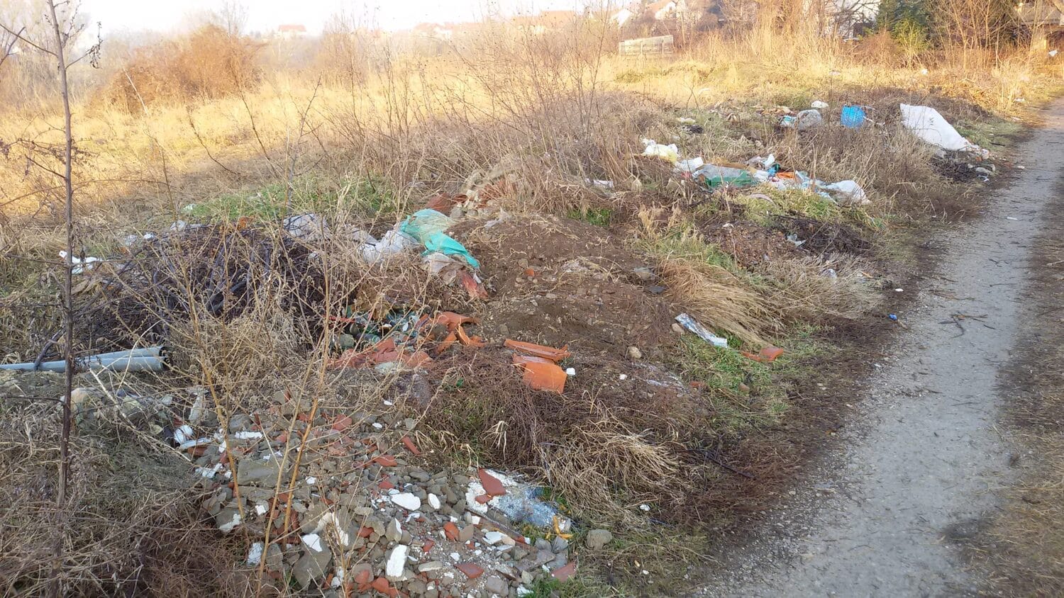 deponija pored reke scaled