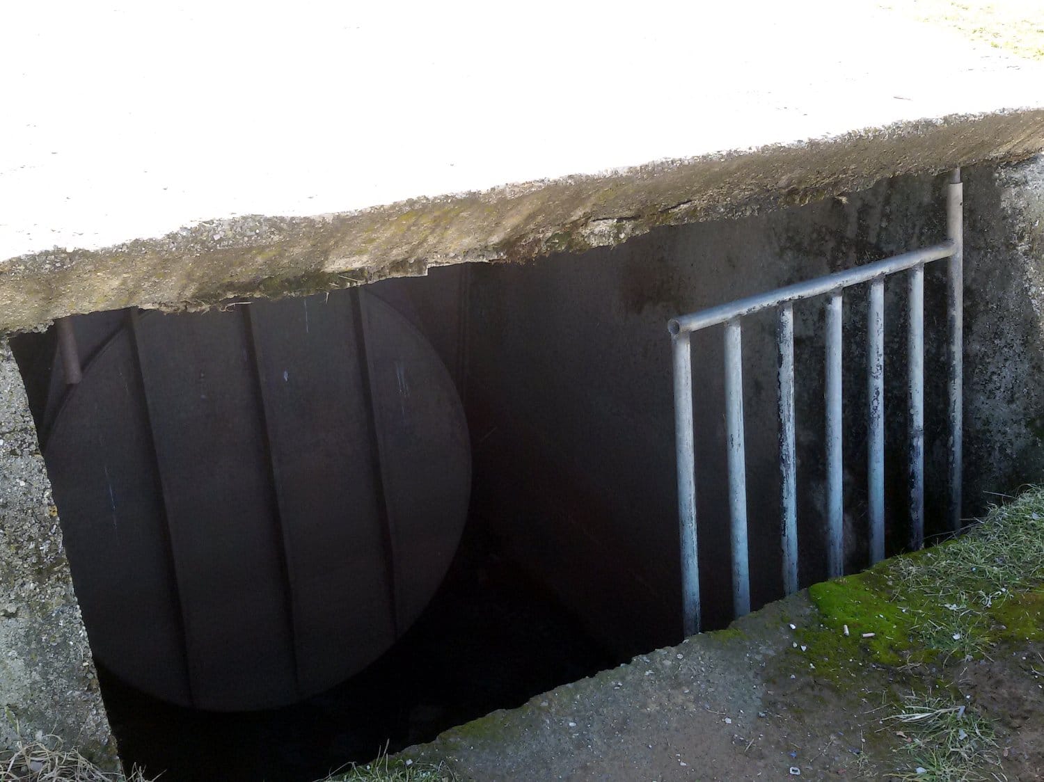 Ogradjena kanalizaciona cev