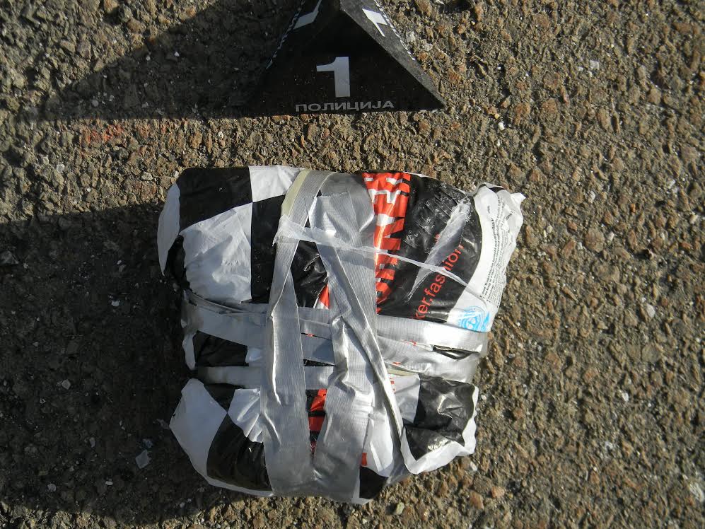 Na naplatnoj rampi kod Doljevca izbacio paket marihuane iz kola 1 Paket marihuane