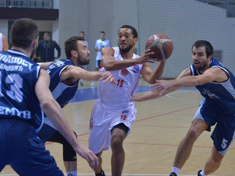 Konstantin u nezavidnoj situaciji 2 800x600 Konstantin kosarkasi