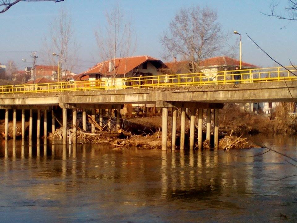brana ispod mosta