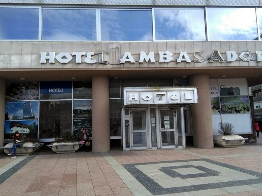 Klupe sa stajališta pomerili zbog koncerta i ne vraćaju ih već 2 meseca 2 Klupice kod Ambasadora foto JV