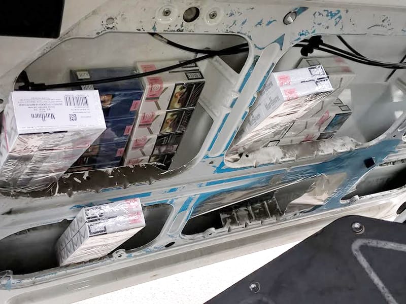 cigarete u vratima automobila foto uprava carina