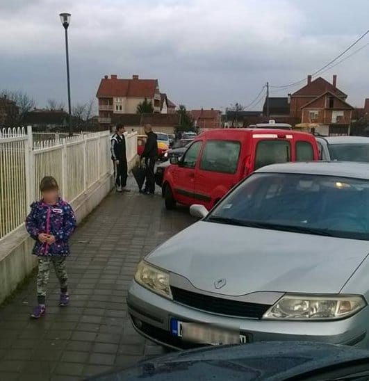 Devojcica ispred vrtica