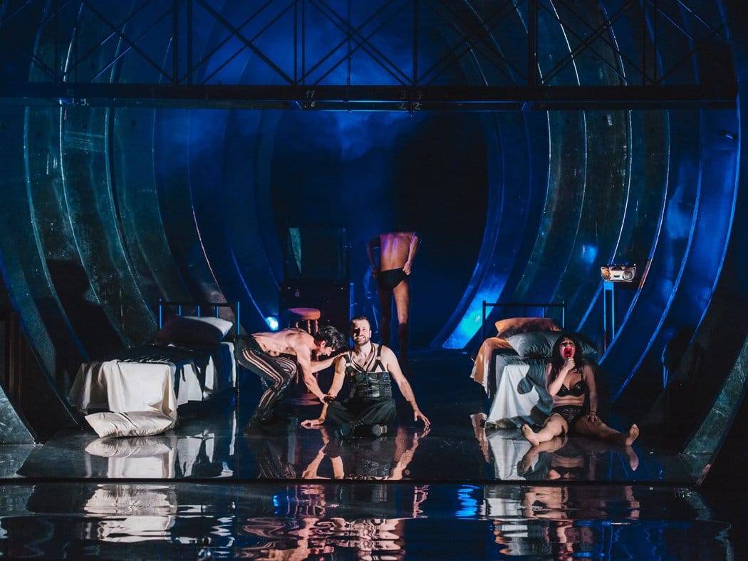 Pozorišne fotografije Dušana Mitića Cara na izložbi u niškoj Sinagogi 1 Brod ljubavi