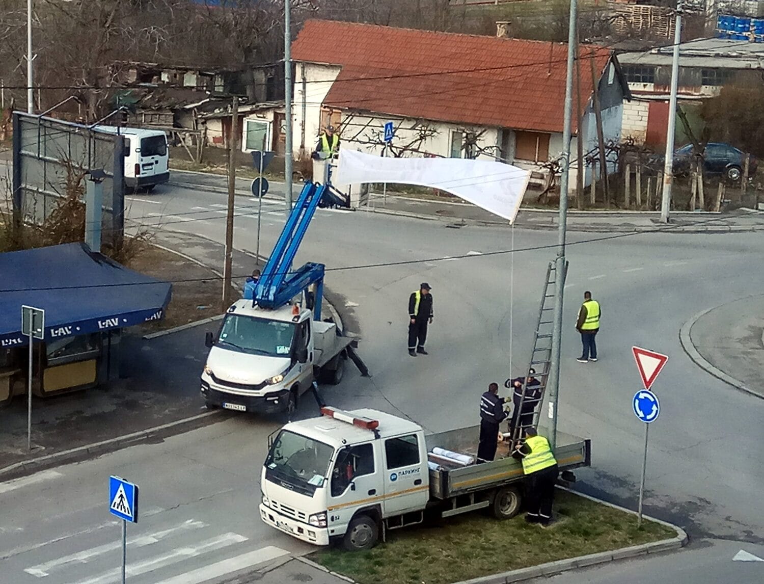 Predizborne reklame postavljene i u naselju Ratko Jović, na ulazu u Niš; foto: R. S.