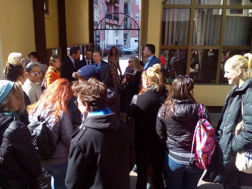 Ucenici ispred Biblioteke