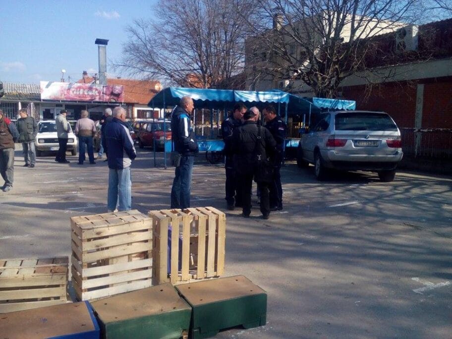 Vlasnik lokala na Durlanskoj pijaci blokirao postavljanje mesare 13 Blokirali pijacu JV