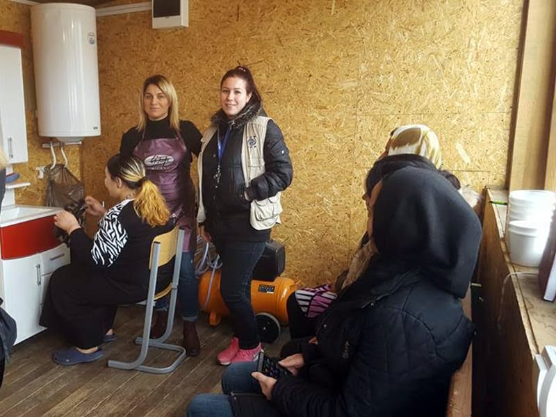 Frizerka iz Preševa besplatno ulepšava žene u Prihvatnom centru 7 Teuta i njene pomocnice foto privatna arhiva