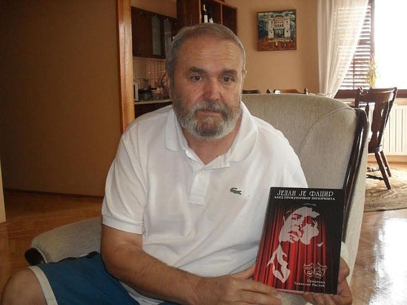 Facir sa knjigom o sebi foto lj m