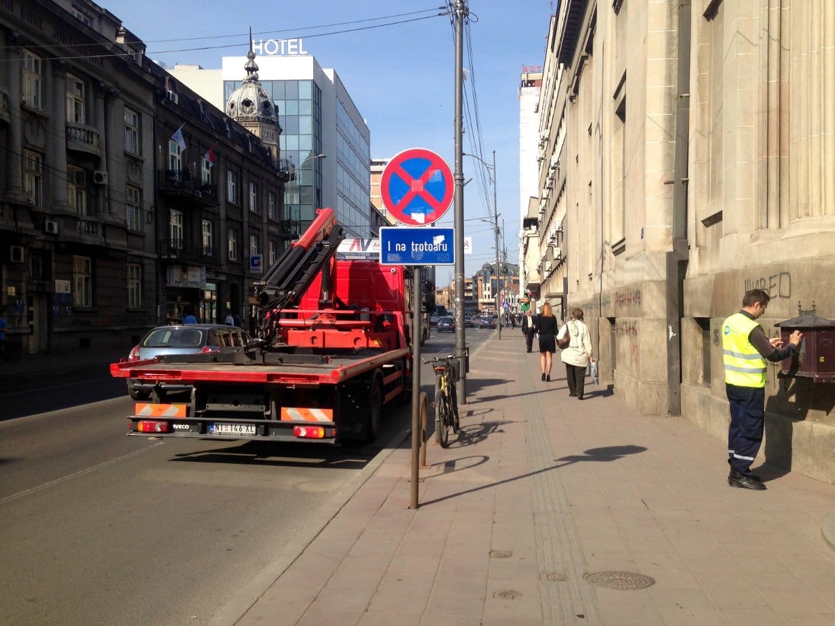 Foto-vest: Nepropisno parkirao "pauk" vozilo da bi poslao poštu 1 parking foto MC