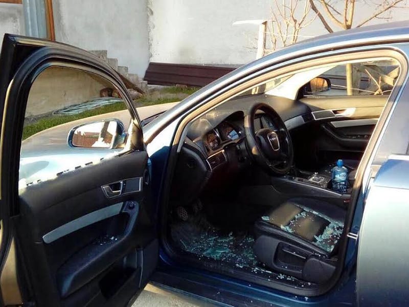 polupana stakla na automobilu clana JS foto i m