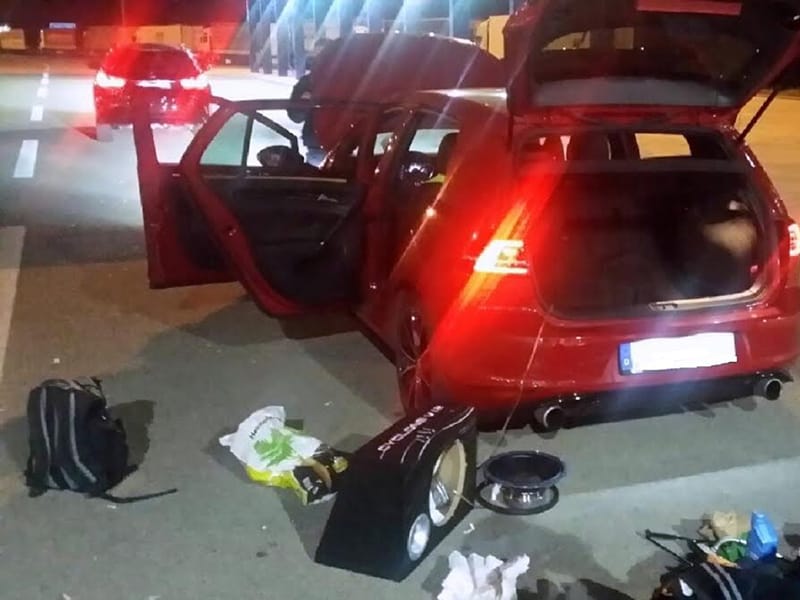 Više od 5 kilograma kokaina sakrio u zvučniku automobila 10 droga u golfu na carini foto uprava carina