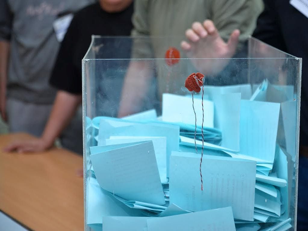 Zaharijev ubedljiv, Albanci podeljeni na izborima za nacionalne savete 1 Glasacka kutija VK