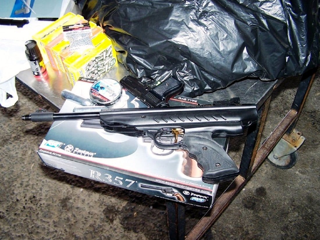 Pokušao da prošvercuje pištolje i municiju na Gradini 1 zaplenjeni pistolji UC