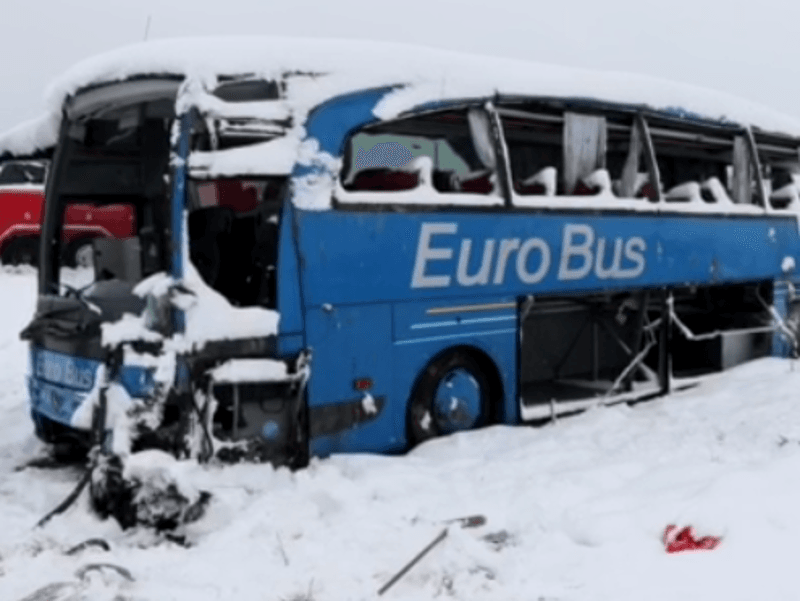 Prevrnuo se autobus kod Leskovca, troje poginulo 8 prevrnut autobus le foto jcosin