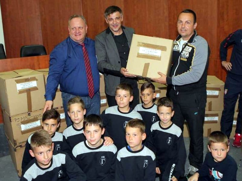 Leskovac dobija fudbalski teren sa veštačkom travom 16 Dodela fudbalske opreme Leskovac sajt FSS