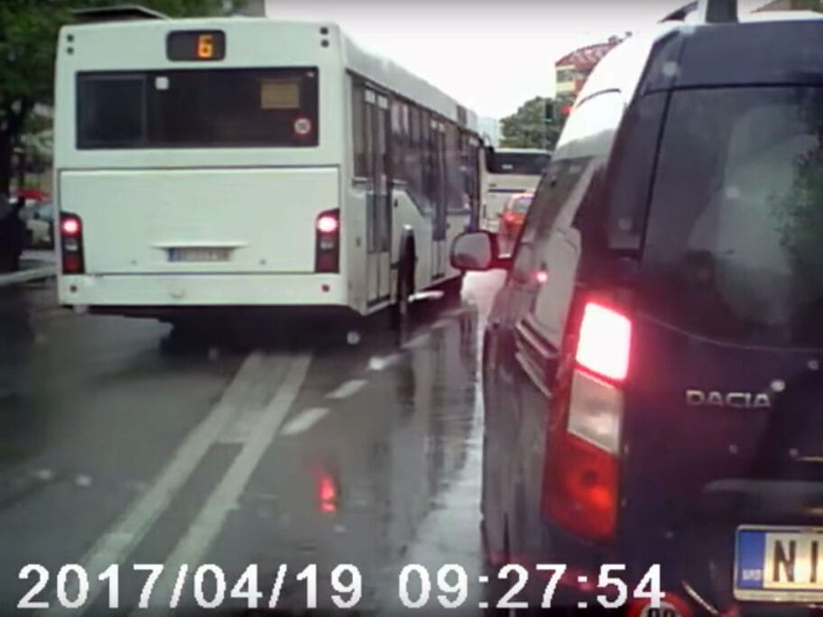 Gradski autobus nepropisno pretice foto printscreen