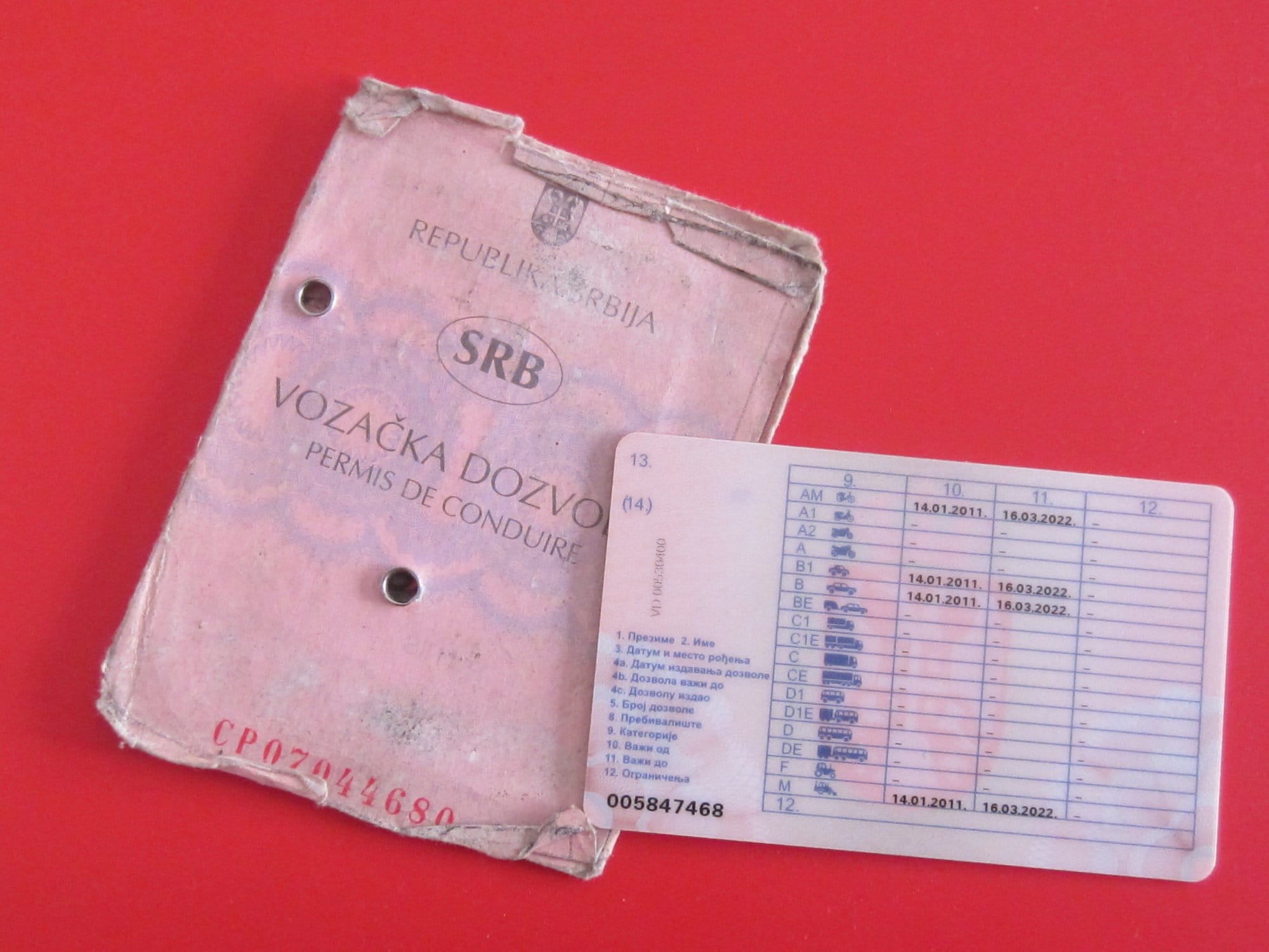 Stara i nova vozacka dozvola foto JV Jovana Adamovic