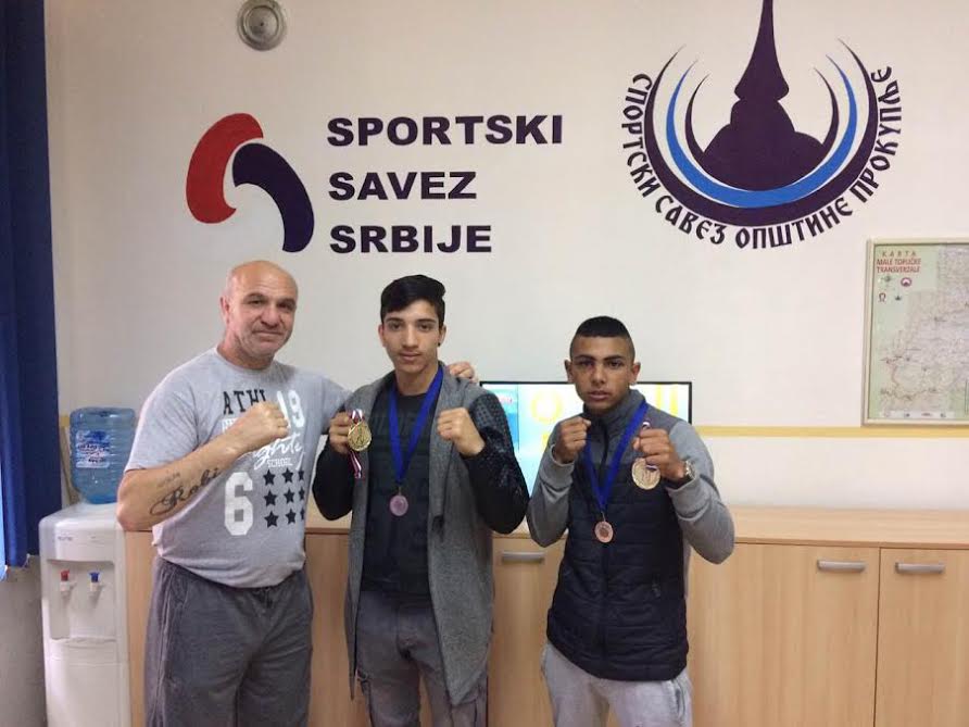 Prokupacki bokseri sa trenerom foto Lj M