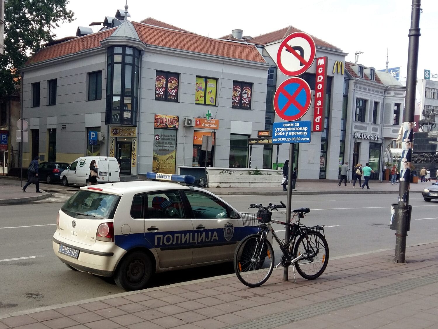 policajac nepropisno parkiran foto stefan markovic scaled