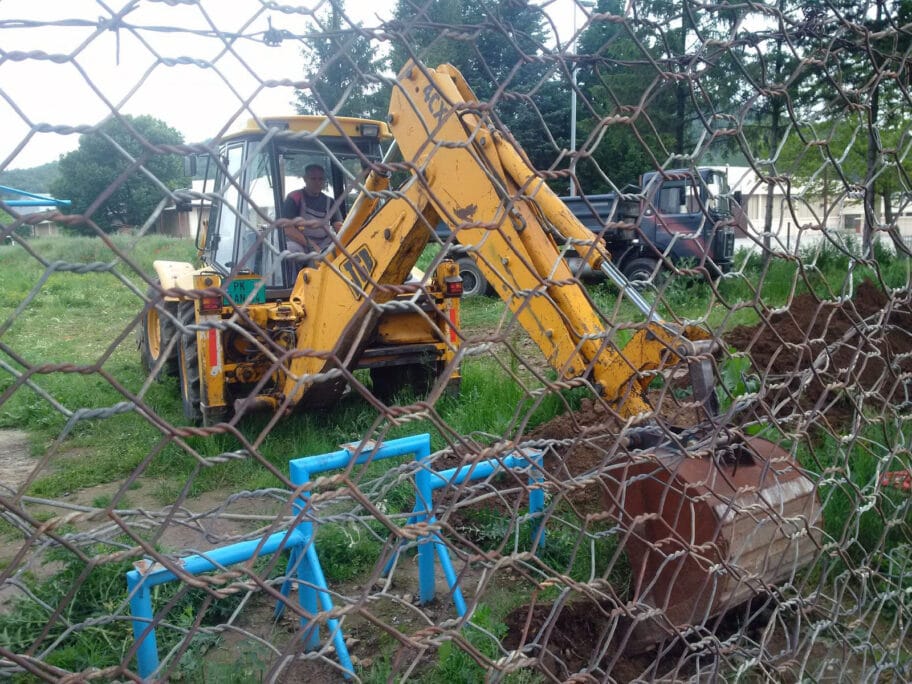 masina uklanja delove igralista foto JV Lj M