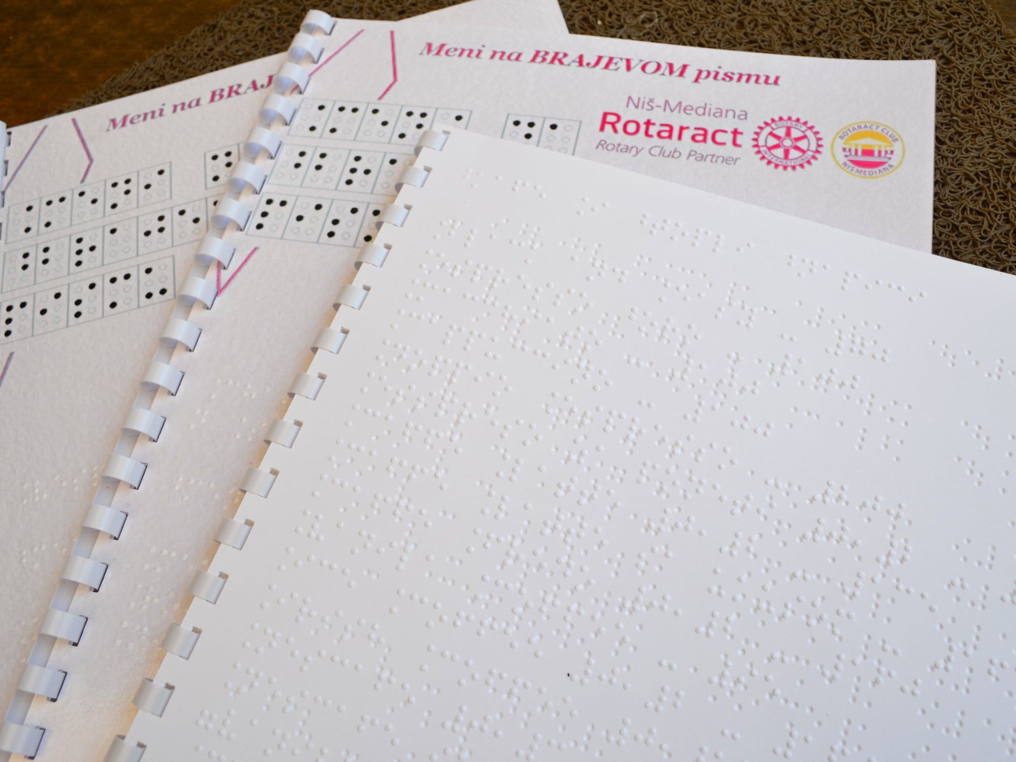 Karte pića na Brajevom pismu uskoro u 5 niških kafića 1 Meni na Brajevom pismu1 foto Miljan Petrovic