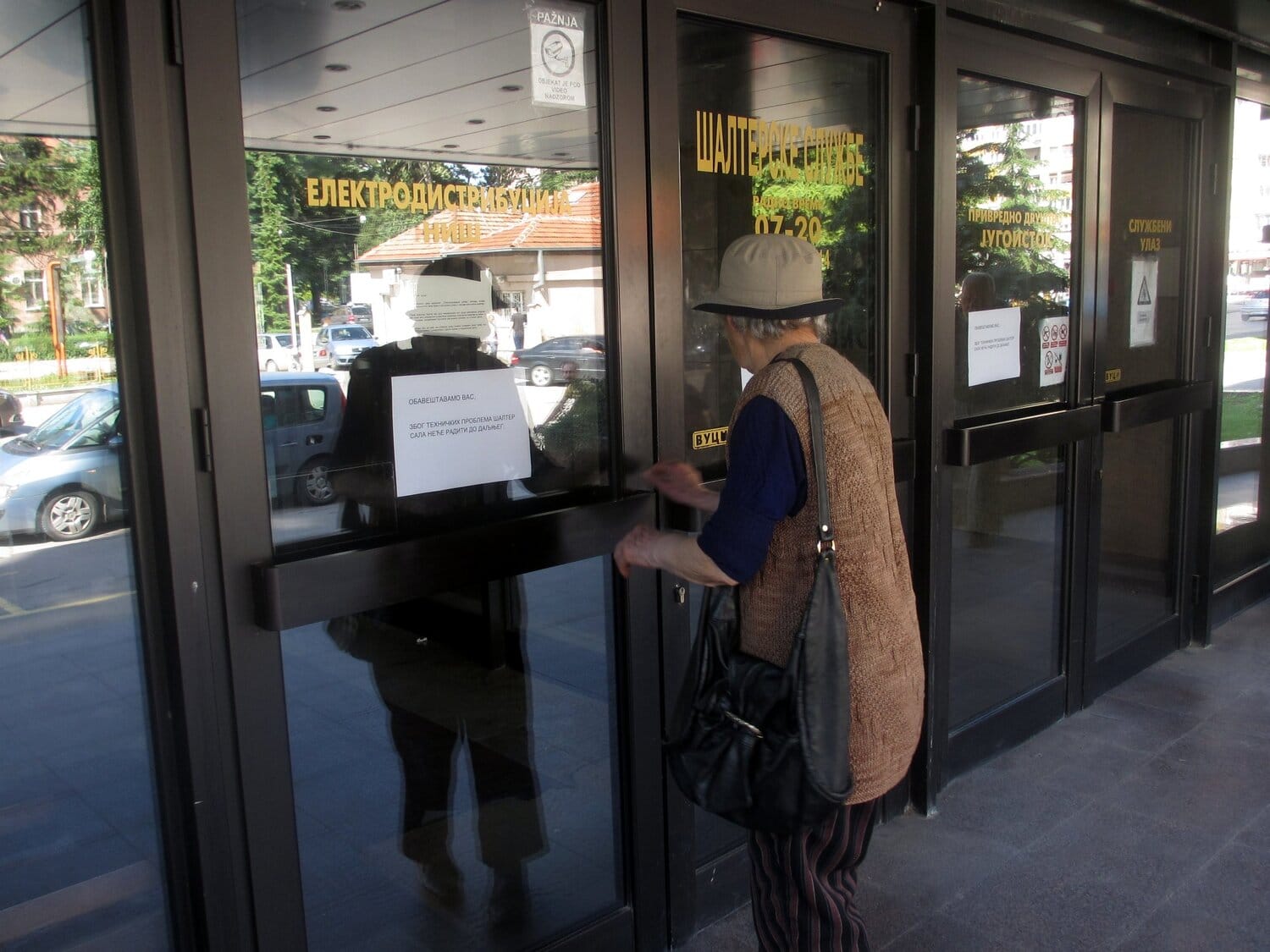 Ponovo rade šalteri EPS-a u Zetskoj, ali su ostali zatvoreni 1 Ponovo rade salteri foto JV J Adamovic