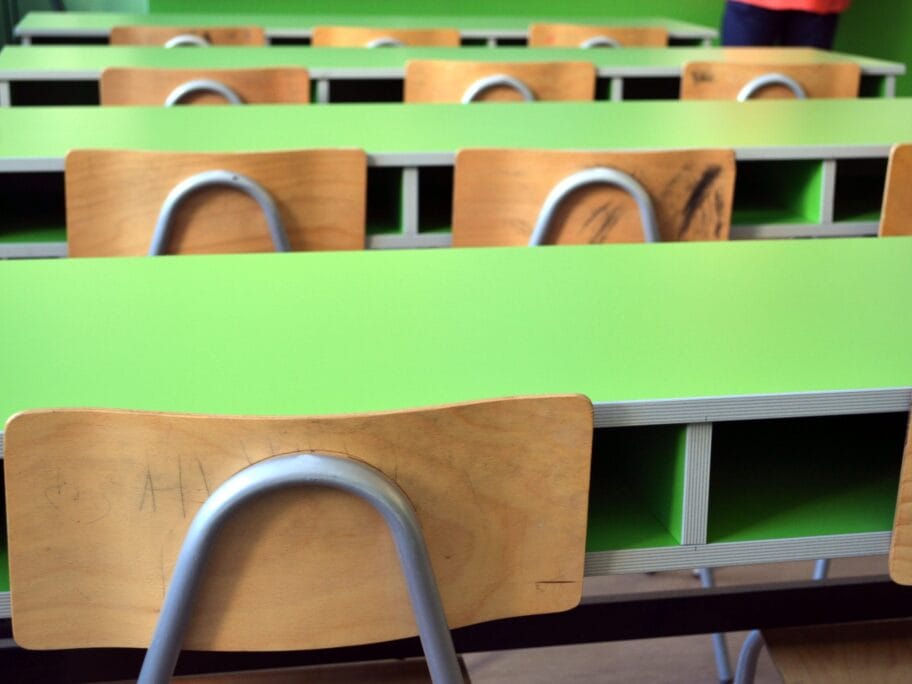 skolske klupe foto aleksandar kostic scaled