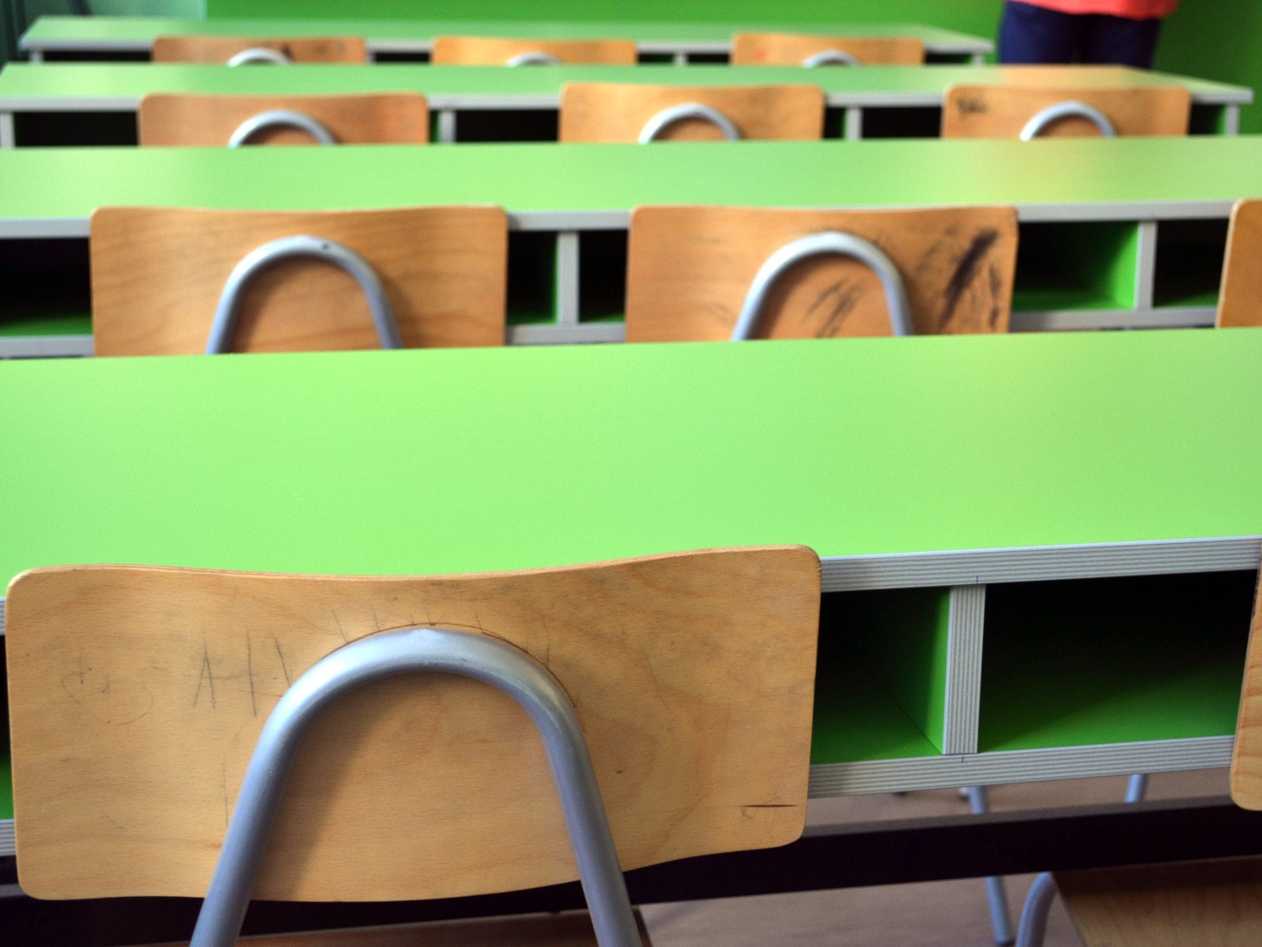 skolske klupe foto aleksandar kostic scaled