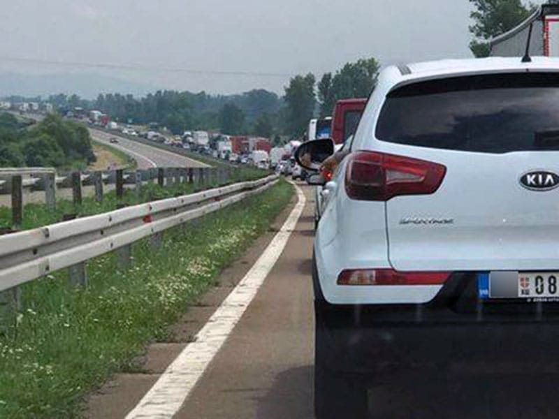 Guzva na auto putu foto FB Oliver Golubov