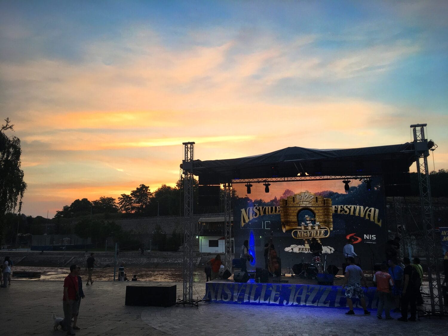 Nišvil pre Nišvila