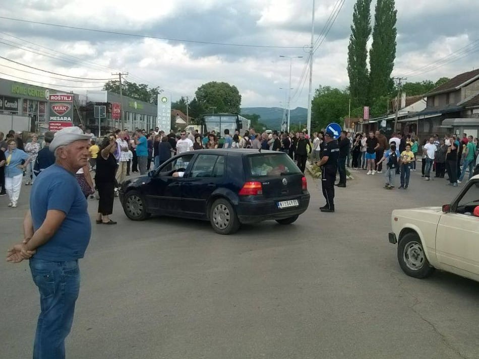 Protest gradjana na pesackom prelazu M J