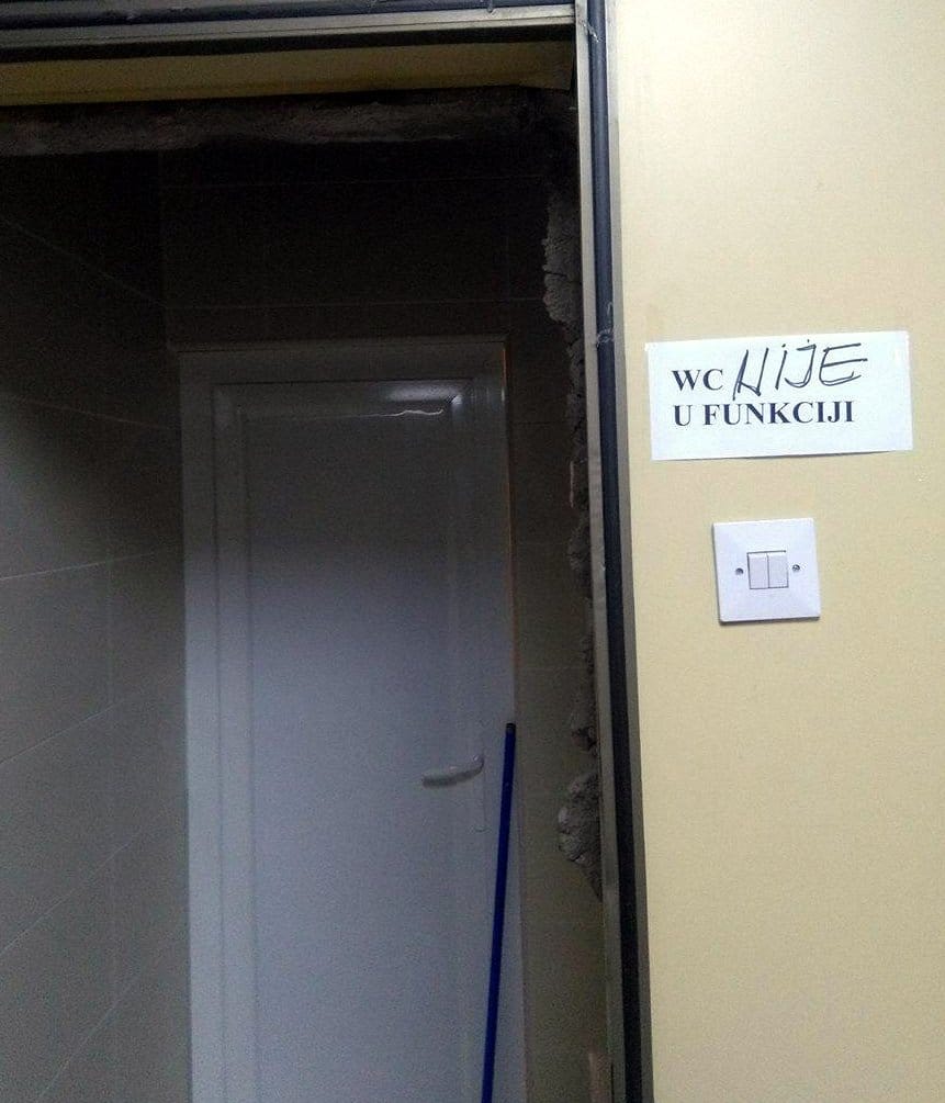 Zaposleni i pacijenti kažu da samo jedan toalet radi