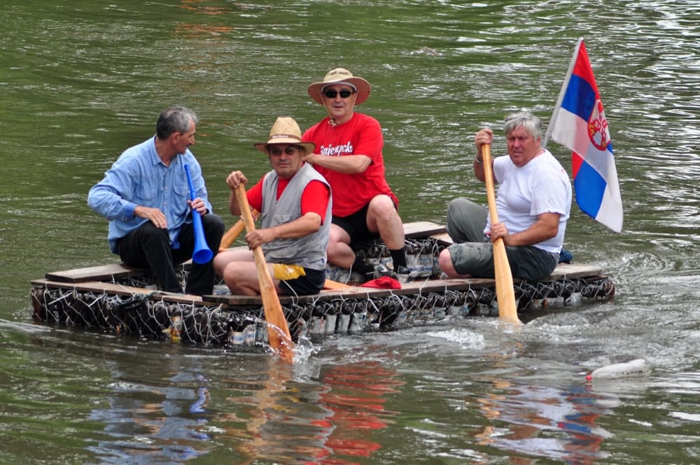 Regata camac od pivskih flasa foto Vanja Keser