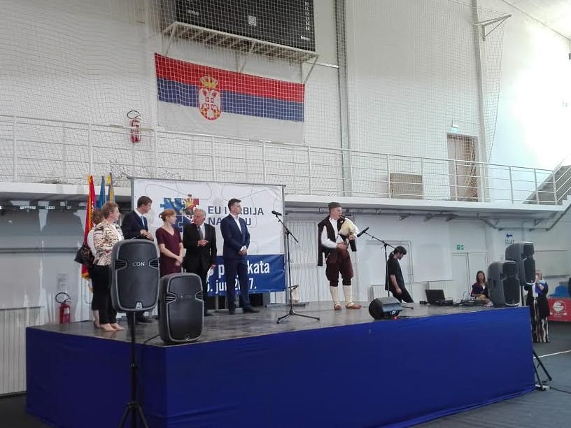 Himna na gajdama i domaći proizvodi na sajmu EU projekata u Pirotu 14 Gajde na sajmu N M