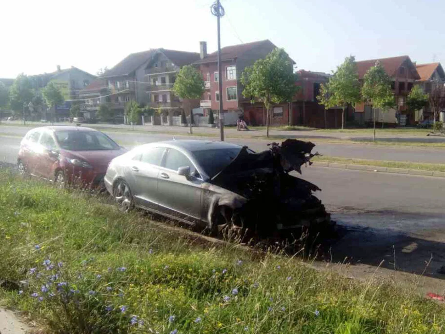 Izgoreo automobil foto JV