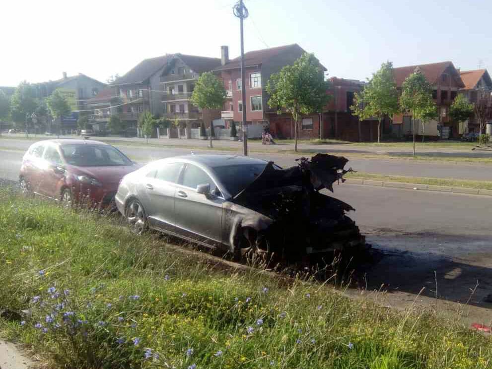 Nagodio se zbog paljenja dva automobila u Nišu, pa uhapšen zbog eksplozije skladišta 1 Izgoreo automobil foto JV