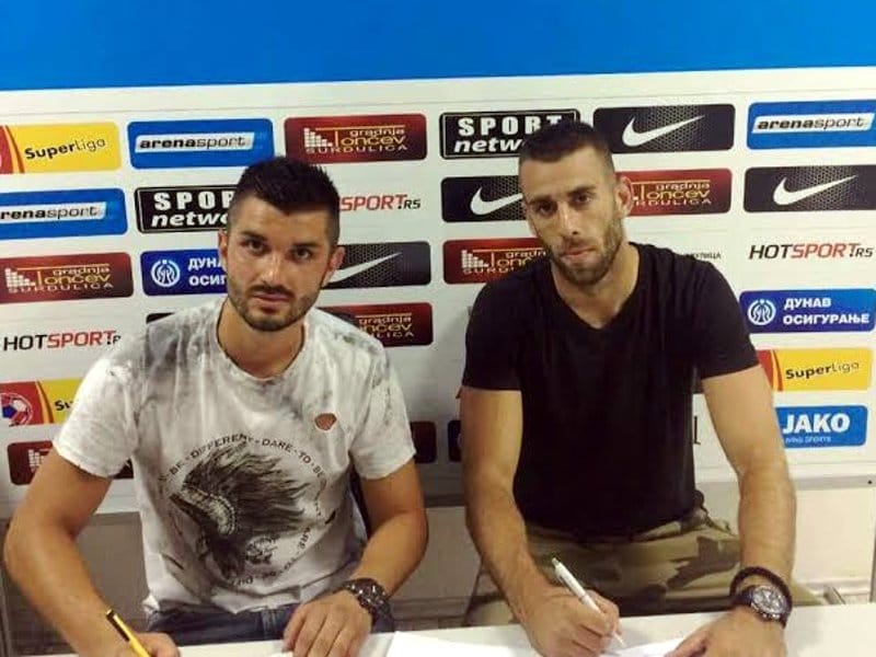 Još dva fudbalera stigla u Surdulicu 1 Plavsic i Ivanovic potpisuju za Radnik iz Surdulice foto Dejan Mircev